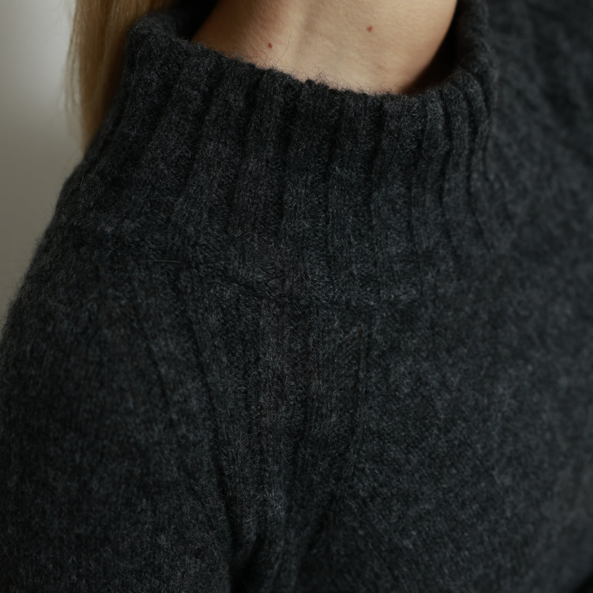 Abito maglione lungo AGNESA in baby alpaca, grigio scuro — By AGdesign
