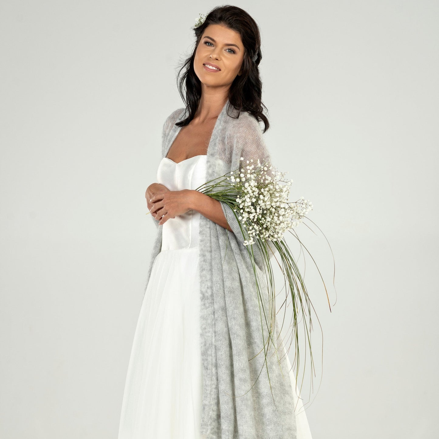 Cape de mariée en maille mohair gris clair