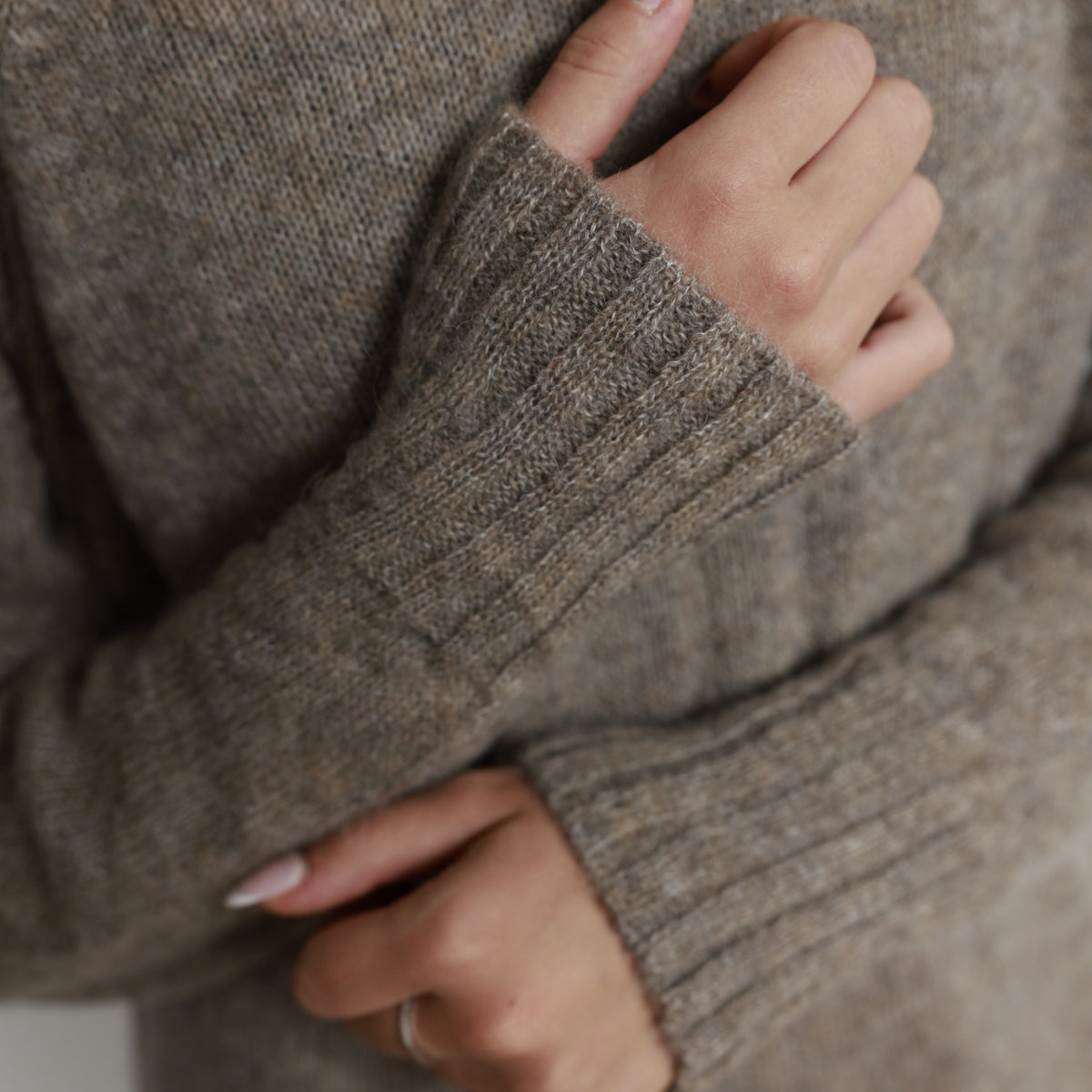 Abito maglione lungo AGNESA in baby alpaca, cacao — By AGdesign