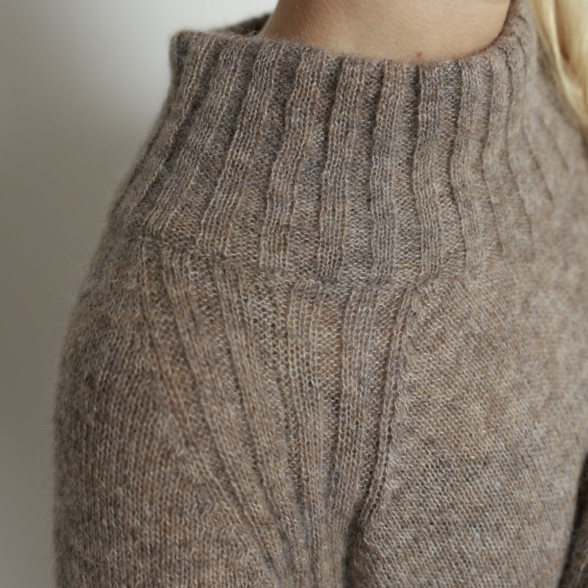 Abito maglione lungo AGNESA in baby alpaca, cacao — By AGdesign