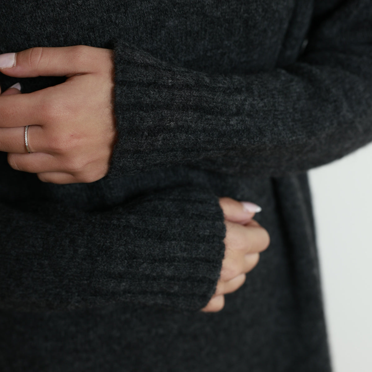 Abito maglione lungo AGNESA in baby alpaca, grigio scuro — By AGdesign