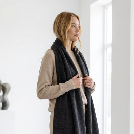 Set sciarpa e berretto in baby alpaca, larga, grigio scuro — By AGdesign