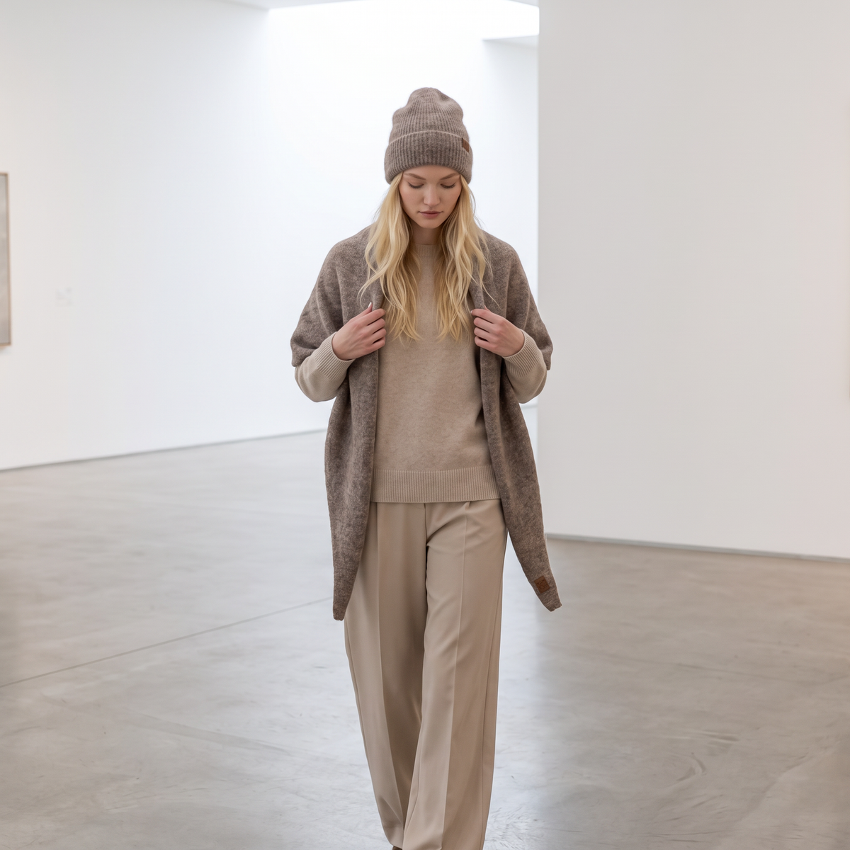 Set sciarpa triangolare e berretto in baby alpaca, ampia, cacao — By AGdesign