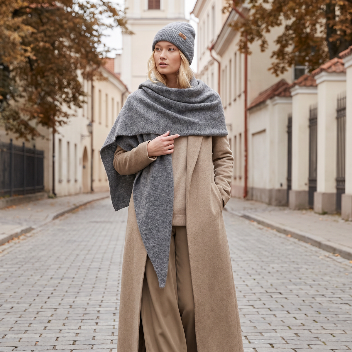 Set sciarpa triangolare e berretto in baby alpaca, ampia, grigio — By AGdesign