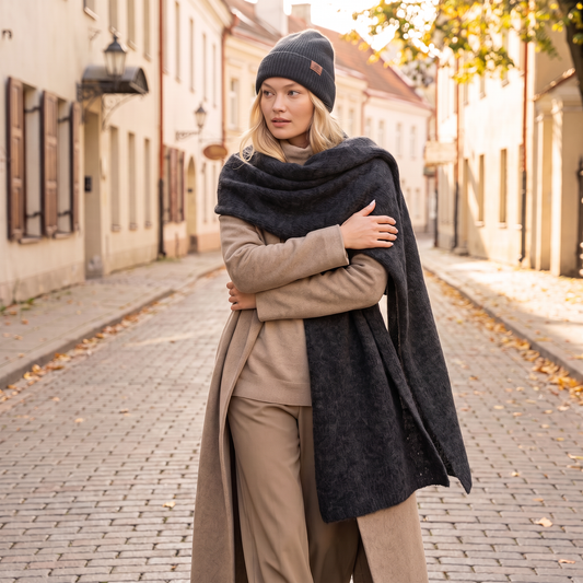 Set sciarpa e berretto in baby alpaca, larga, grigio scuro — By AGdesign