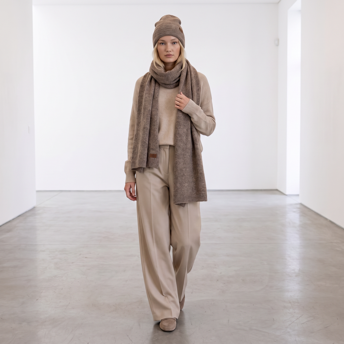 Set sciarpa e berretto in baby alpaca, larga, cacao — By AGdesign