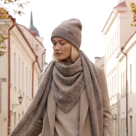 Set sciarpa triangolare e berretto in baby alpaca, ampia, cacao — By AGdesign