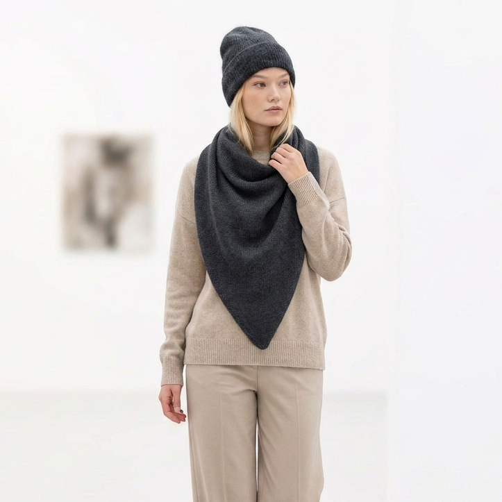 Set sciarpa triangolare e berretto in baby alpaca, ampia, grigio scuro — By AGdesign