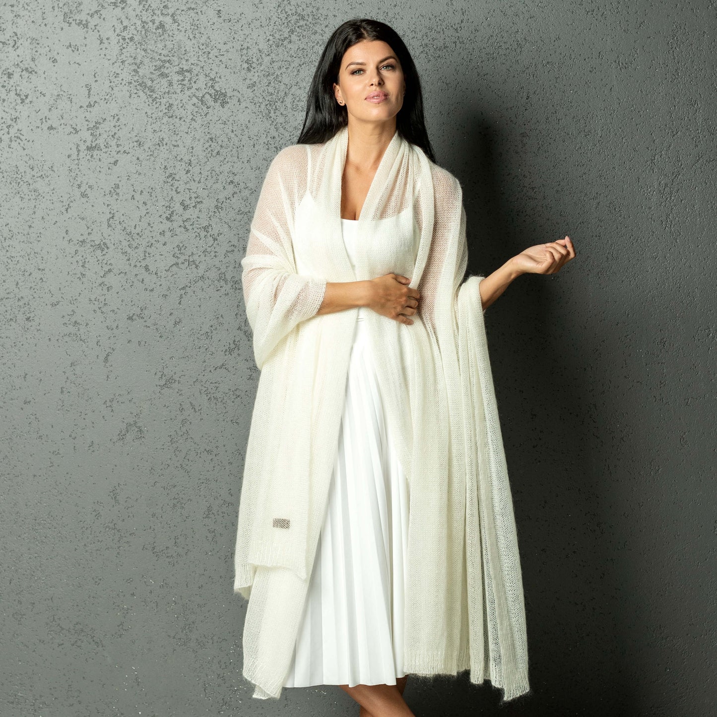 Cape de mariée en maille mohair gris clair
