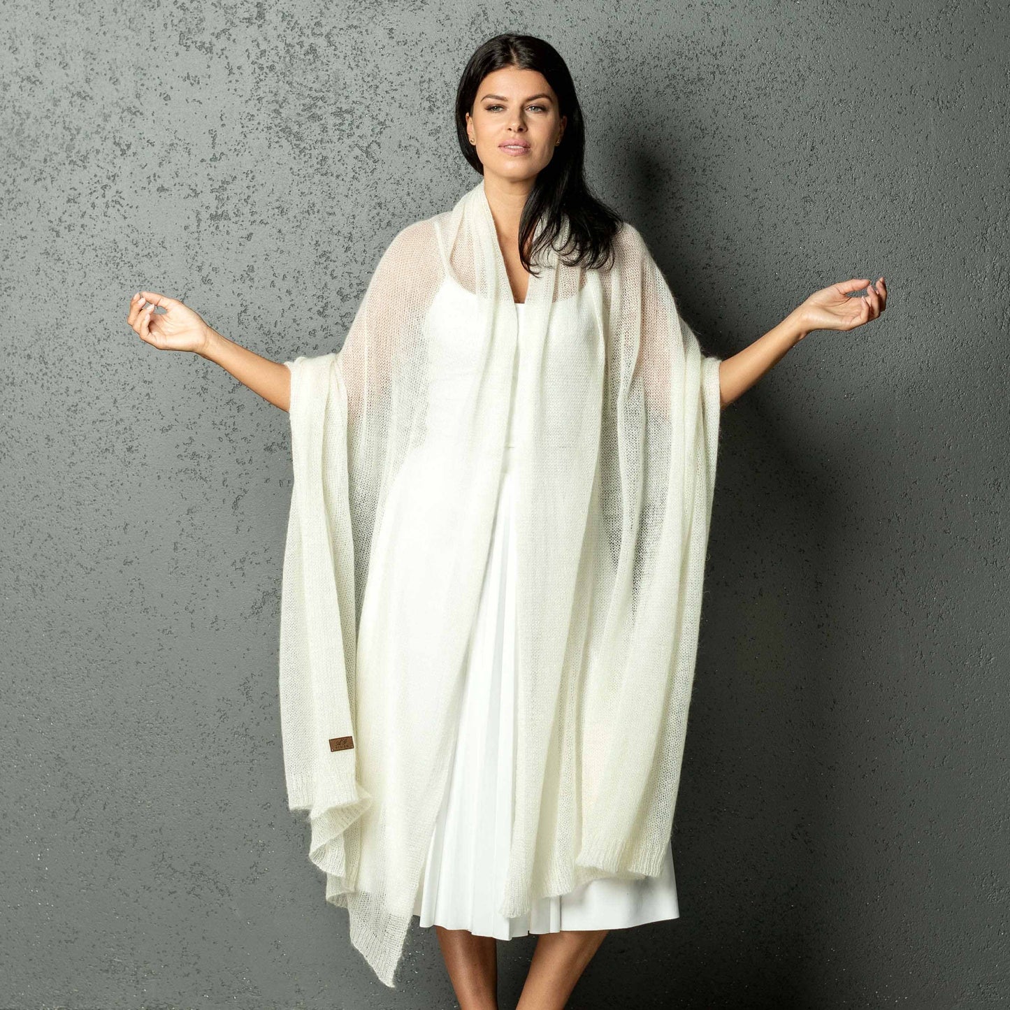 Cape de mariée en maille mohair gris clair