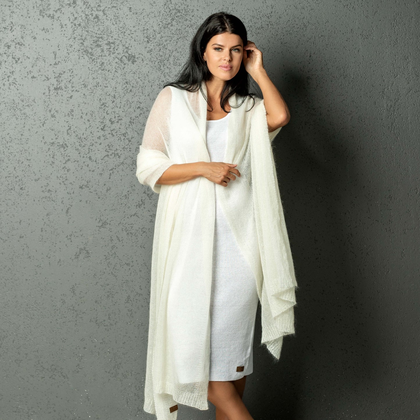 Cape de mariée en maille mohair gris clair