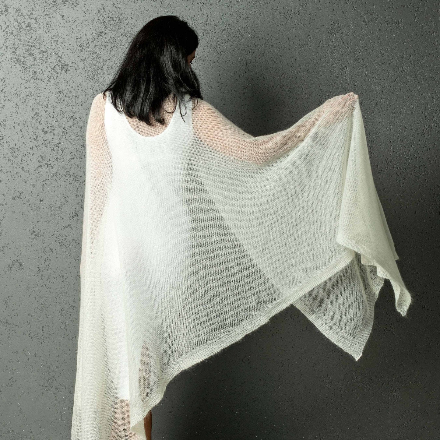 Cape de mariée en maille mohair gris clair