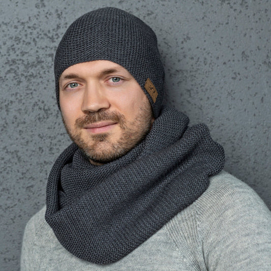 Man merino wool knit infinity scarf and cap - graphite