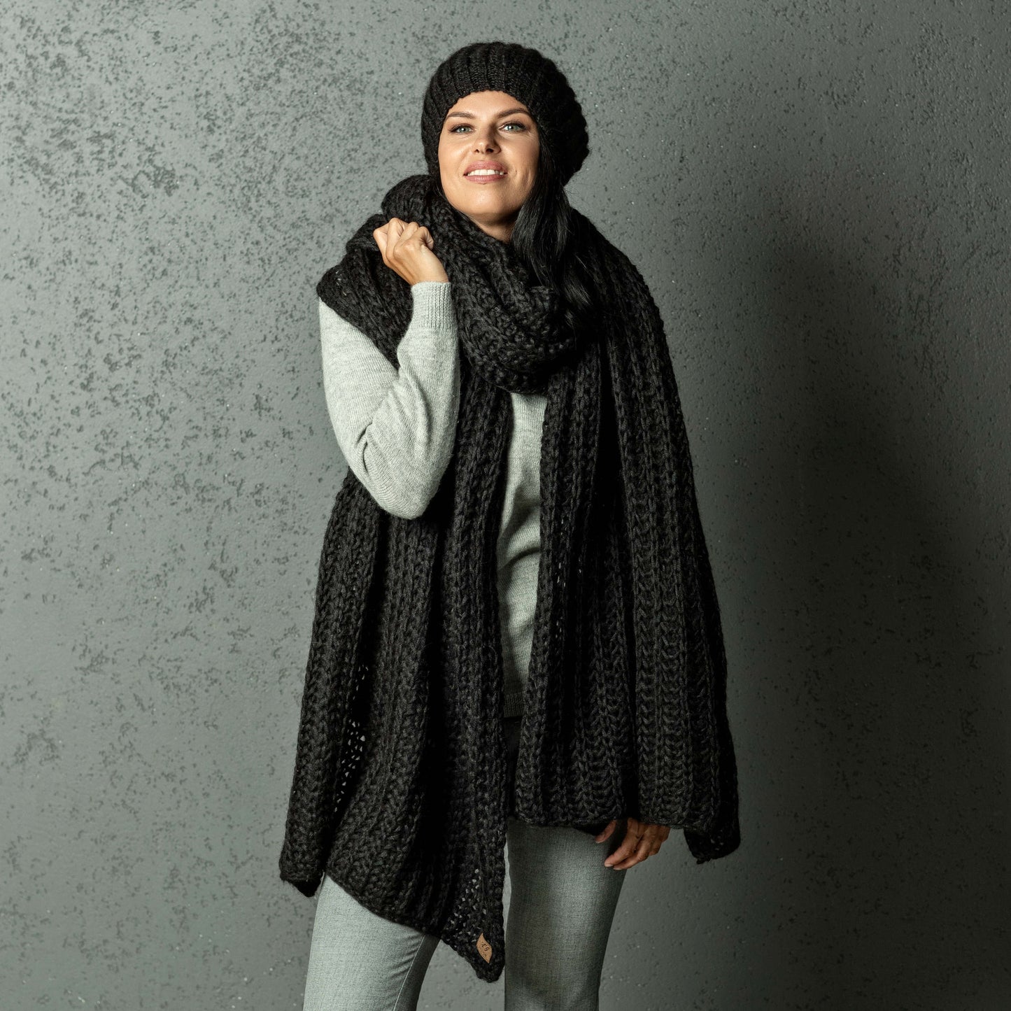 Chunky Knit massive alpaca wool Scarf and hat - black