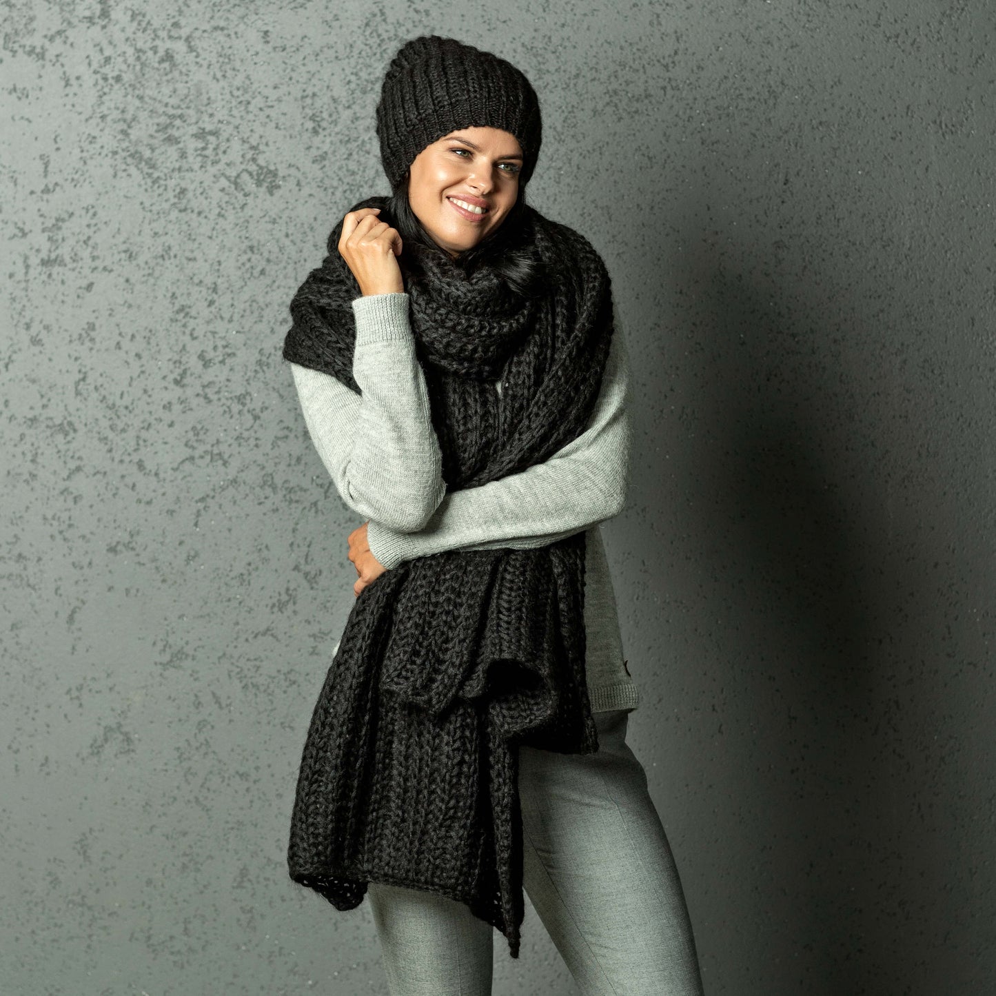 Chunky Knit massive alpaca wool Scarf and hat - black