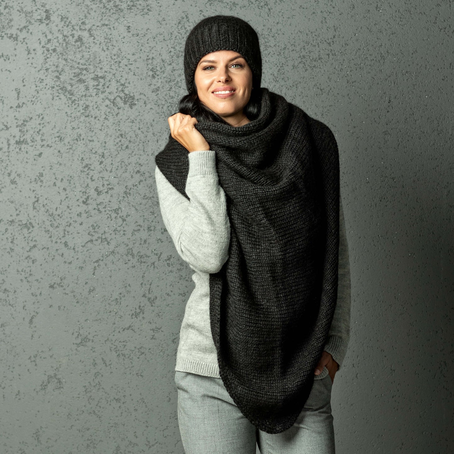 Chunky Knit triangle alpaca wool Scarf and hat - black