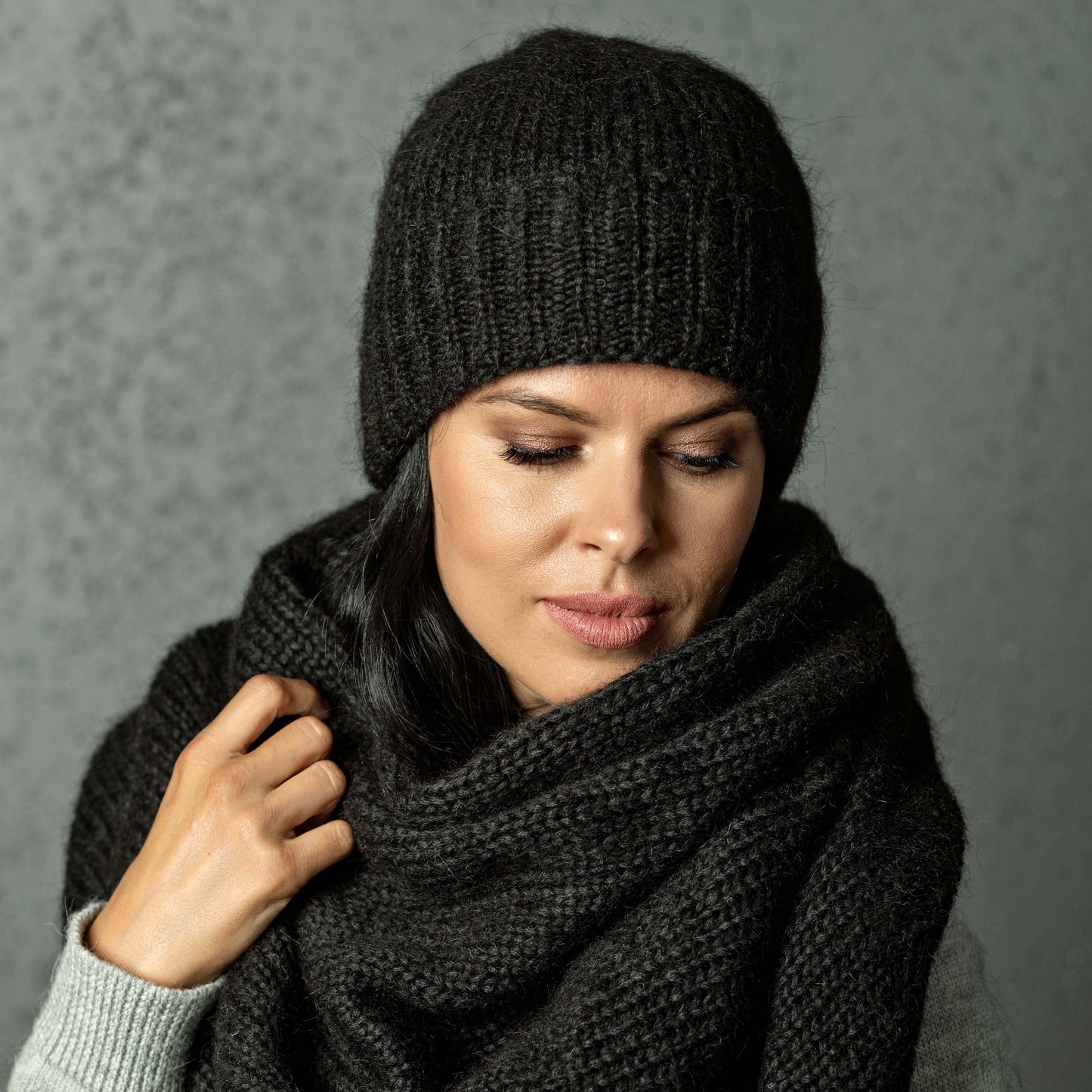 Chunky Knit triangle alpaca wool Scarf and hat - black