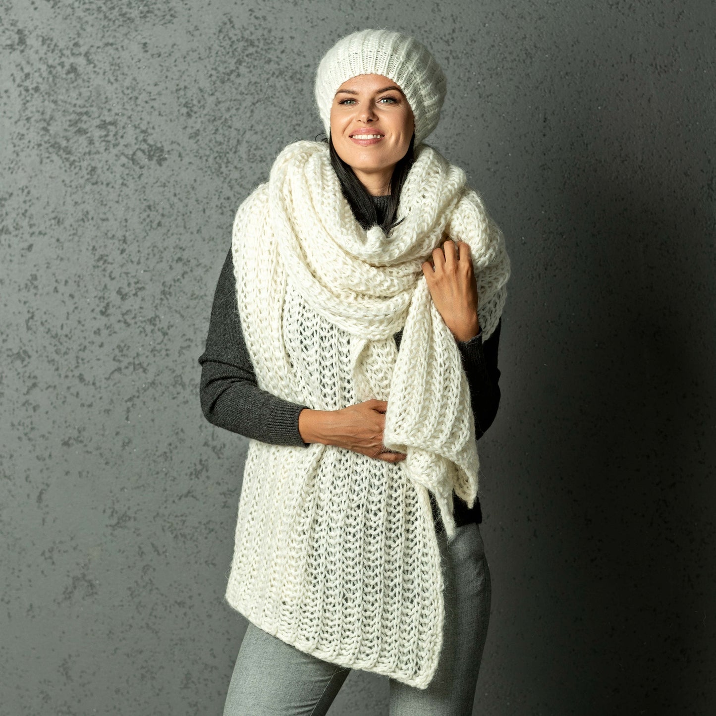 Chunky Knit massive alpaca wool Scarf and hat - white