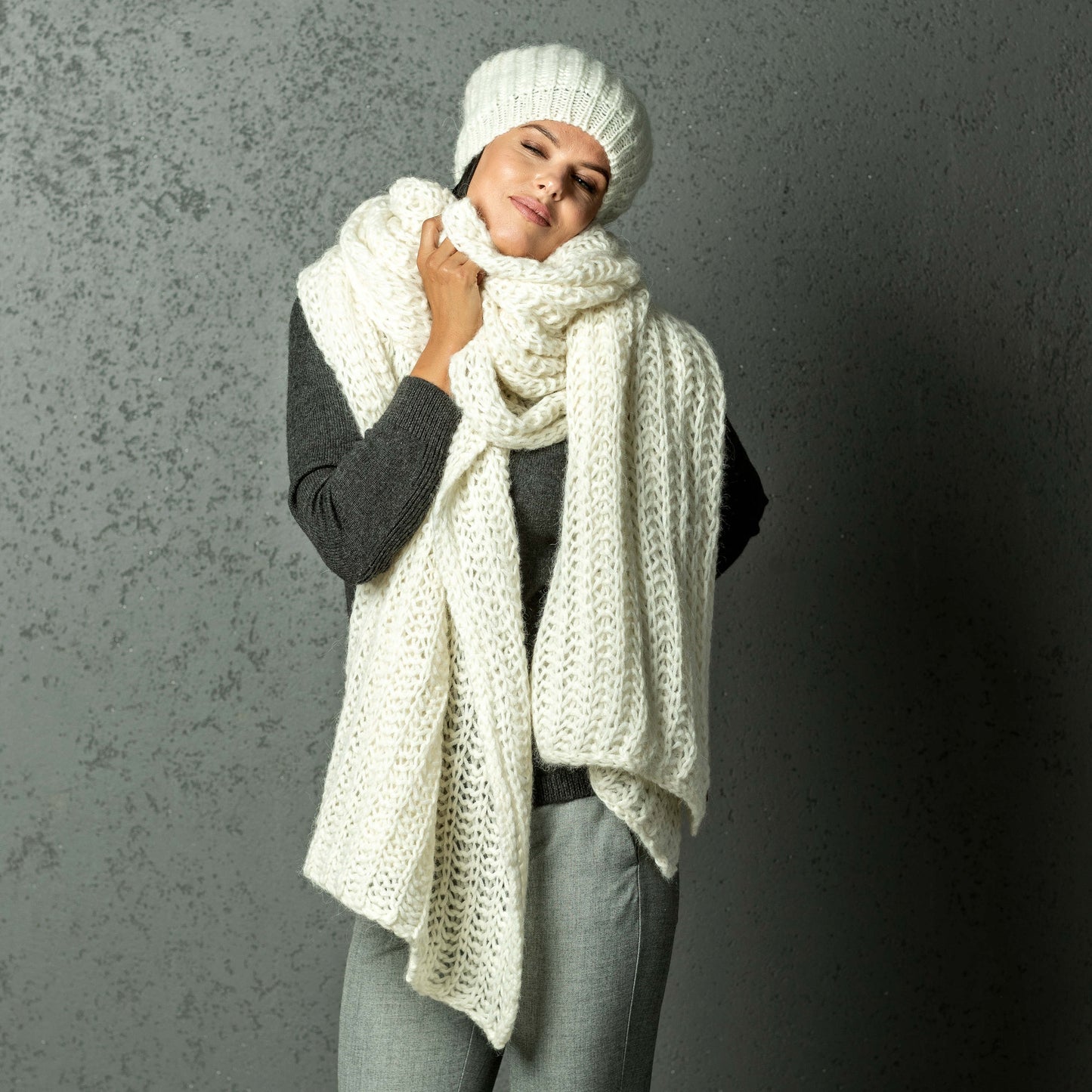 Chunky Knit massive alpaca wool Scarf and hat - white