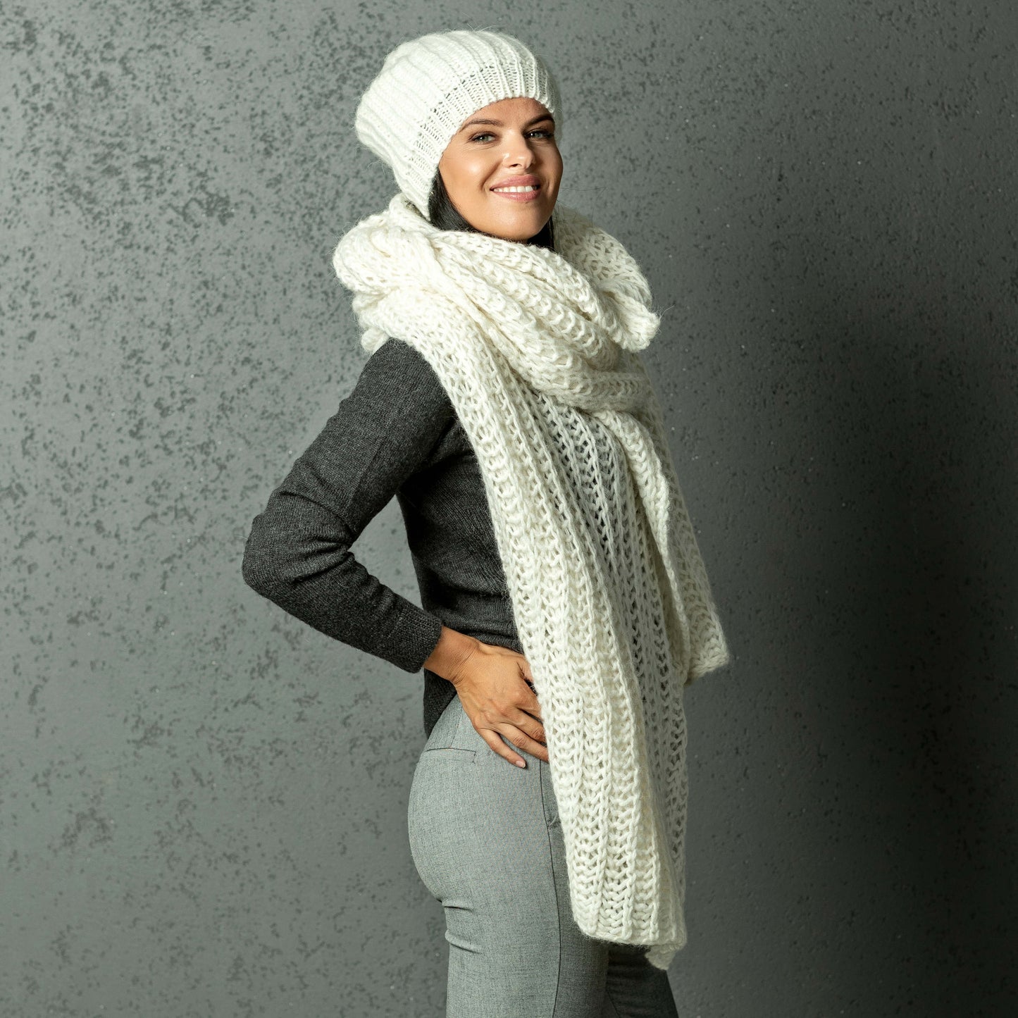 Chunky Knit massive alpaca wool Scarf and hat - white