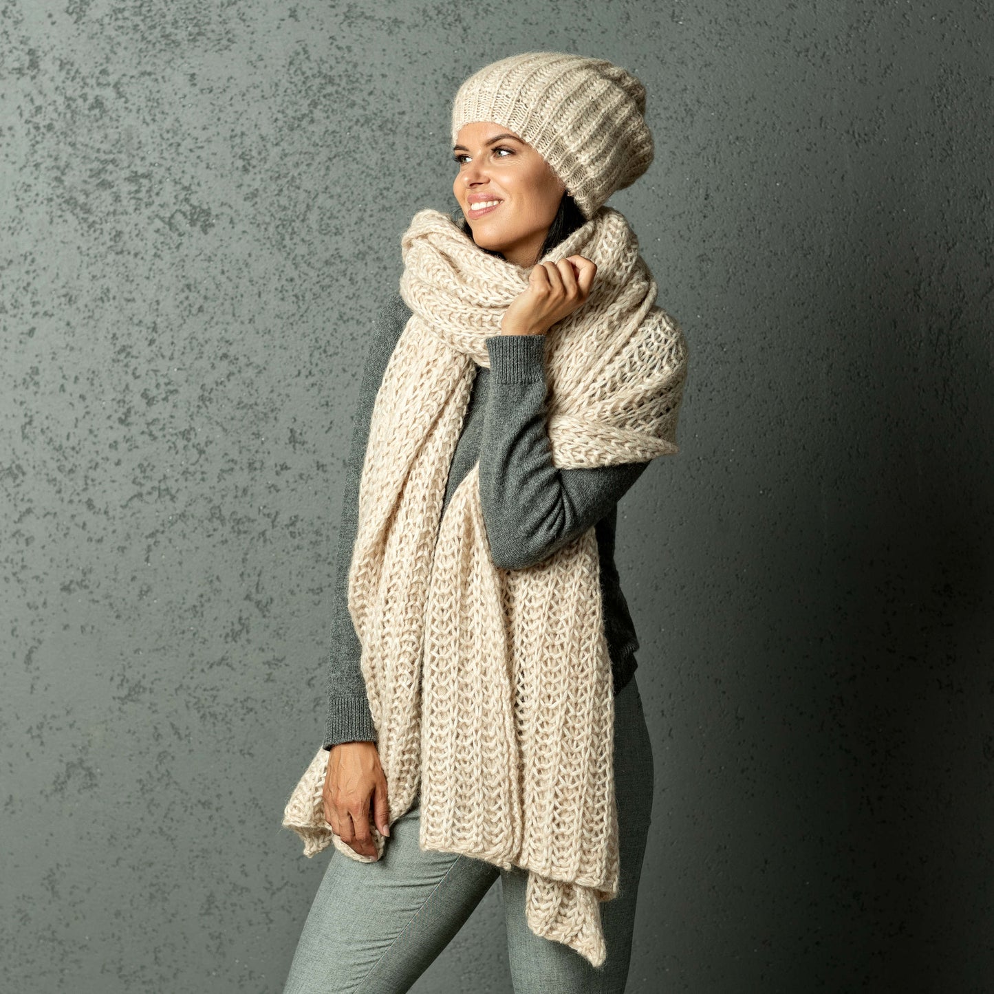 Chunky Knit massive alpaca wool Scarf and hat - creamy